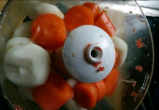 胡萝卜切断和马蹄一起放进绞肉机