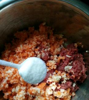 开始调味，盐一勺