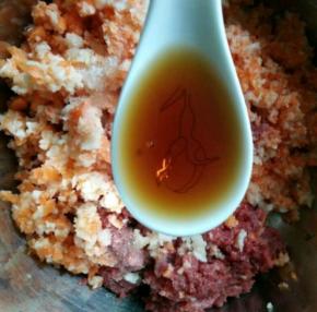 料酒一勺，看图中勺子大小