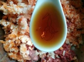 料酒一勺，看图中勺子大小