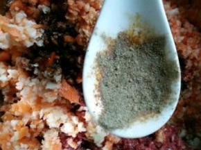 黑胡椒少许