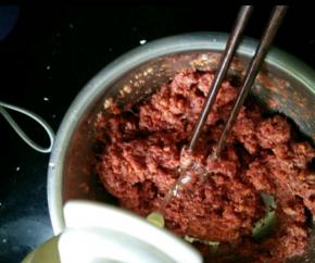 倒点色拉油继续顺时针搅拌