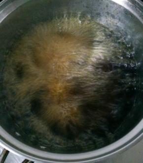 锅里放油烧至八成热下丸子炸