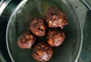 炸至外皮稍硬即可，大概两三分钟就好了