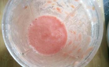 准备一个西红柿料理机打成汁