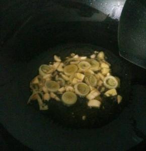 锅里倒油烧热冲姜蒜切末煸香