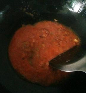 倒入番茄汁翻炒