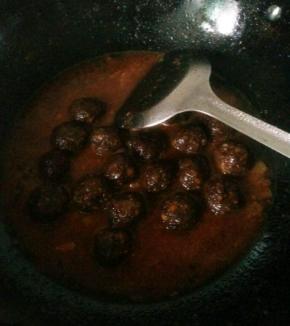 丸子倒进去，水量没过丸子一半