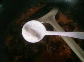 加点盐，大火烧开，转中火收干汤汁就可以啦