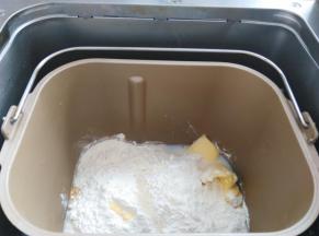 配方中除抹茶粉和红曲粉外所有材料按照先粉末后液体的顺序放入面包桶里，和面28分钟