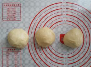 面团取出平均分成三份