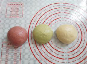 一份加入红曲粉，一份加入抹茶粉，一份保持原色