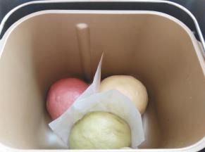 面团放入面包桶里，用油纸间隔开来发酵