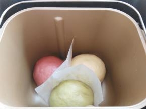 面团放入面包桶里，用油纸间隔开来发酵