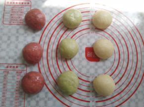 三个面团取出，分别分成3等份，排气滚圆，松弛10分钟