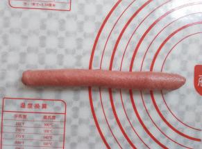 面皮从下往上卷起来，收口处捏紧