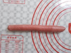 面皮从下往上卷起来，收口处捏紧
