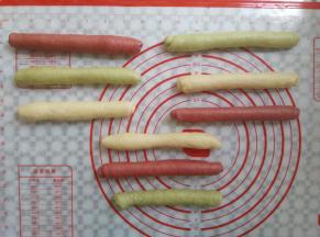所有面团分别卷成细长条，间隔颜色排列