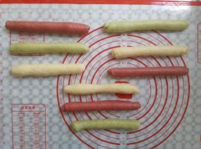 所有面团分别卷成细长条，间隔颜色排列
