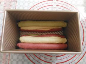 面团按照不同颜色间隔放入土司盒里