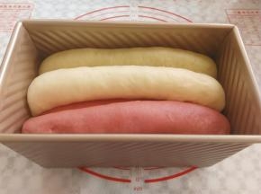 面团发酵到土司盒的8分满，放入预热好的烤箱底层160度烤30-35分钟