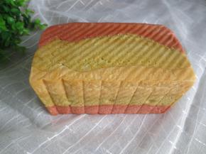 土司烤熟后取出脱模放凉