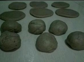 将剩下的面团等分六份，滚圆