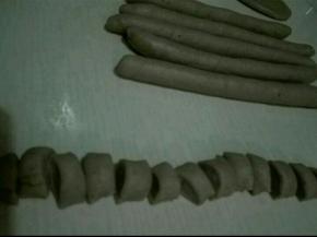 将揉圆的面团，搓成长条，切成不规则小块