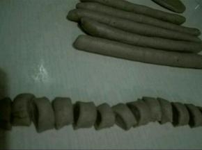 将揉圆的面团，搓成长条，切成不规则小块
