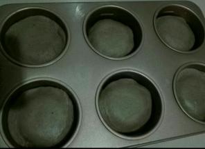 依次盖上圆片，盖保鲜膜进行二次发酵（这是一次直接发酵，面团发酵速度有些慢）