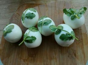 放入洗好的香菜叶