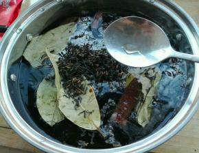 小锅里放入可以浸泡过鸡蛋的冷水，红茶一包，香叶，大料，陈皮，糖，生抽，老抽，盐（用量为图片中勺子）