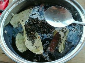小锅里放入可以浸泡过鸡蛋的冷水，红茶一包，香叶，大料，陈皮，糖，生抽，老抽，盐（用量为图片中勺子）
