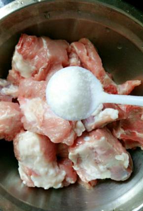 排骨洗干净，加一勺半盐