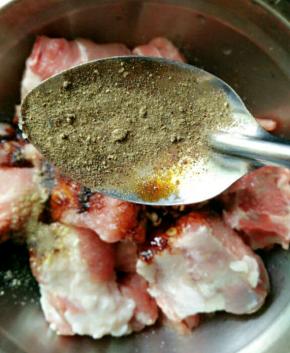 一些黑胡椒，白的也行