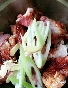 姜丝和葱丝加些进去