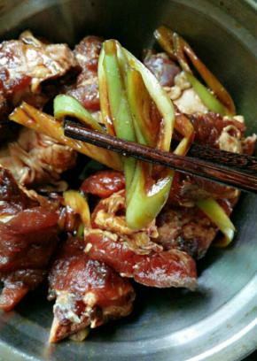 腌制好后讲姜丝和葱丝用筷子夹出来不要