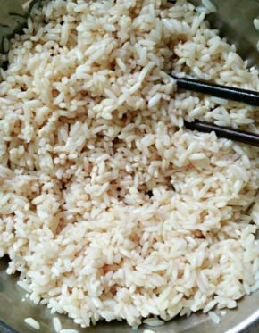 腌排骨的汤汁倒进提前泡好洗净的糯米里拌均匀