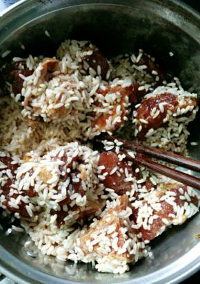 排骨倒进糯米里拌匀