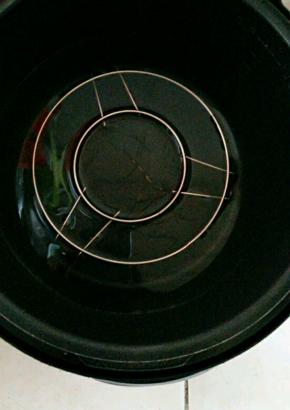 高压锅里加水放蒸架