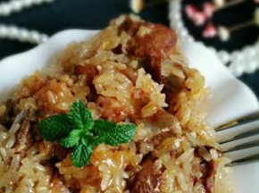 按煮饭键就可以啦，蒸好拿出来去掉粽叶摆盘就可以开吃啦，好香好好吃哦