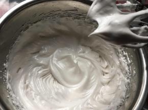 蛋清打至硬性，可以看出高糖的蛋清，很细腻……