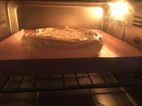 烤箱提前150度预热，然后放进烤箱中层，转130度，烤1小时，至表面微焦黄色