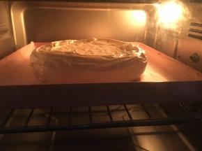 烤箱提前150度预热，然后放进烤箱中层，转130度，烤1小时，至表面微焦黄色