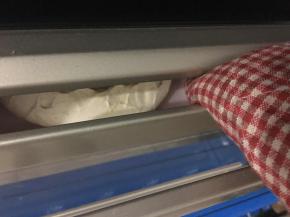 蛋糕烤好，不能立马出来！在烤箱门用手套隔开一个2cm左右的缝隙，让蛋糕在里面自然冷却