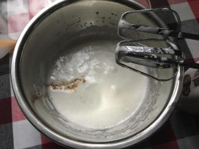 打至稍细腻时，加入柠檬汁和香草精，换高速打发