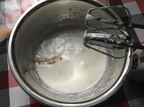 打至稍细腻时，加入柠檬汁和香草精，换高速打发