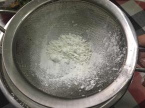 筛入玉米淀粉，并翻拌均匀，不用担心会消泡，高糖量的蛋白霜还是比较稳定的