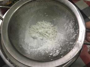 筛入玉米淀粉，并翻拌均匀，不用担心会消泡，高糖量的蛋白霜还是比较稳定的
