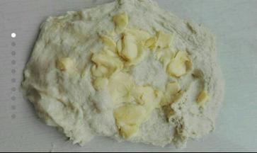 用后油法揉面，除黄油外所有材料混合，揉至可以拉出大片厚膜，加入软化黄油